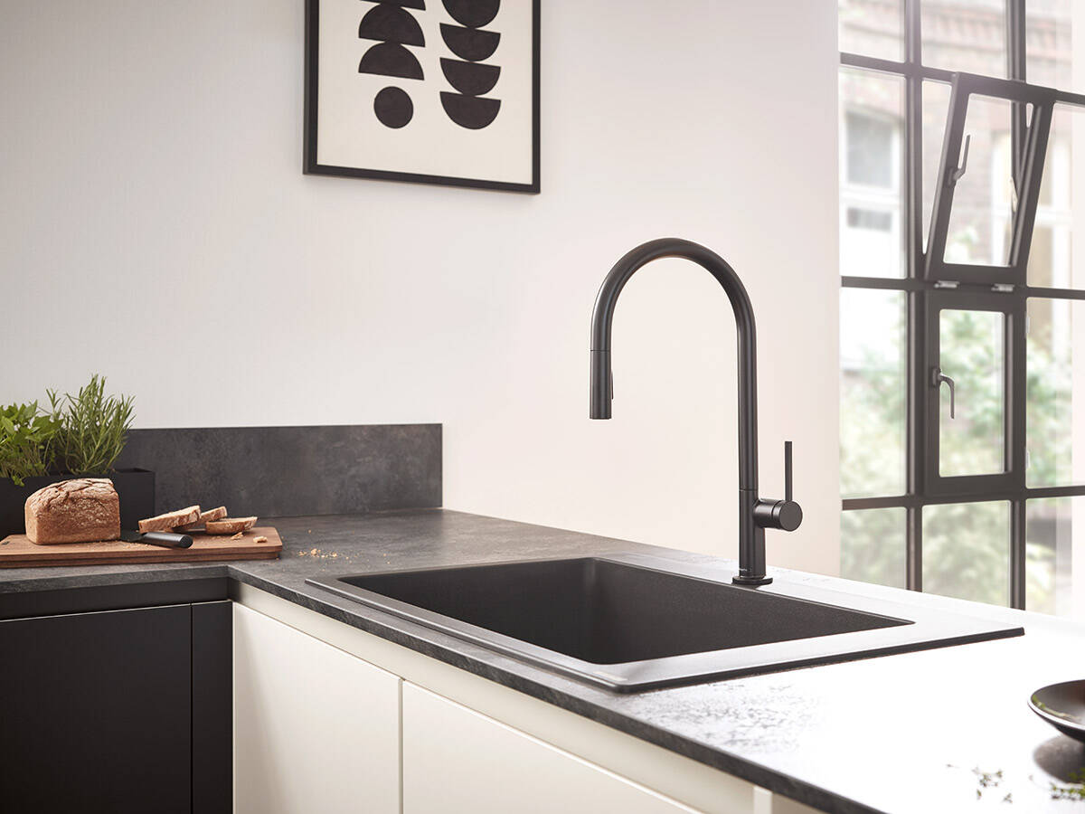 现代厨房氛围中的汉斯格雅Talis达丽丝 M54。