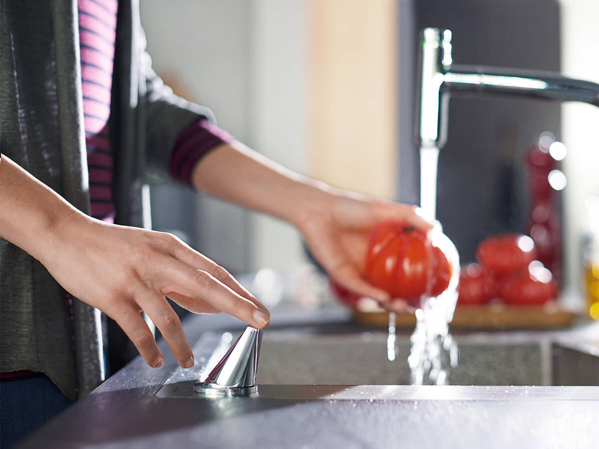 带有创新控制装置的汉斯格雅 M71 系列双孔龙头。