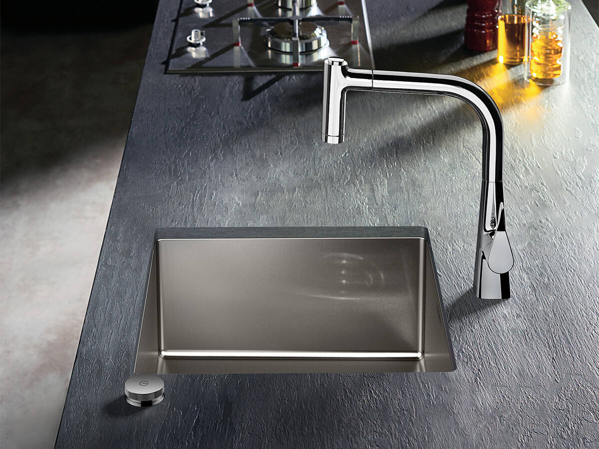 操作元件在工作台上的厨房龙头。