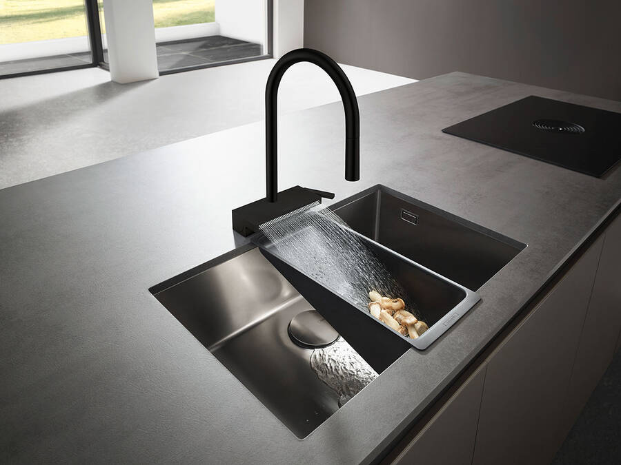 雅可诺优选 M81 摩登黑色单把手厨房龙头。