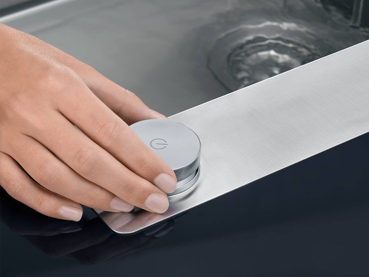 水槽边缘上的厨房龙头的单独控制装置。