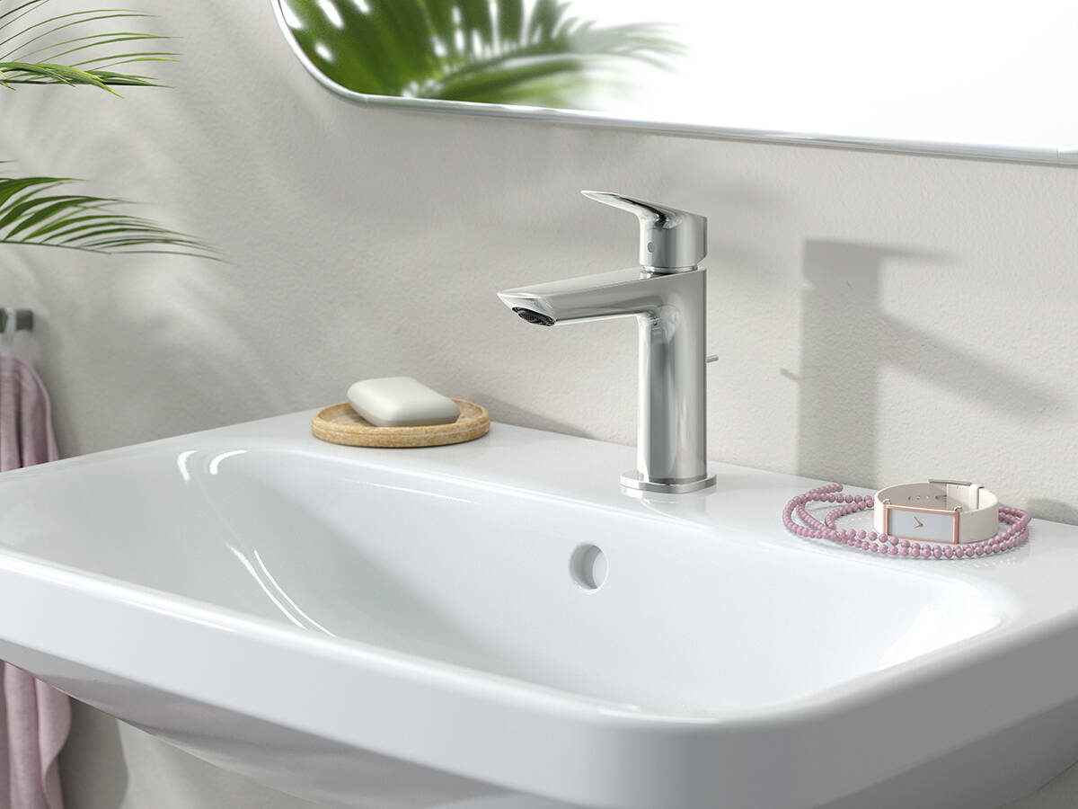 面盆旁的Logis 洛捷丝面盆龙头 Fine。