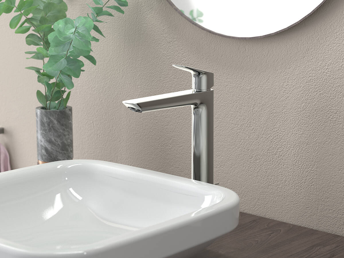 碗盆旁的独立式单把手龙头。