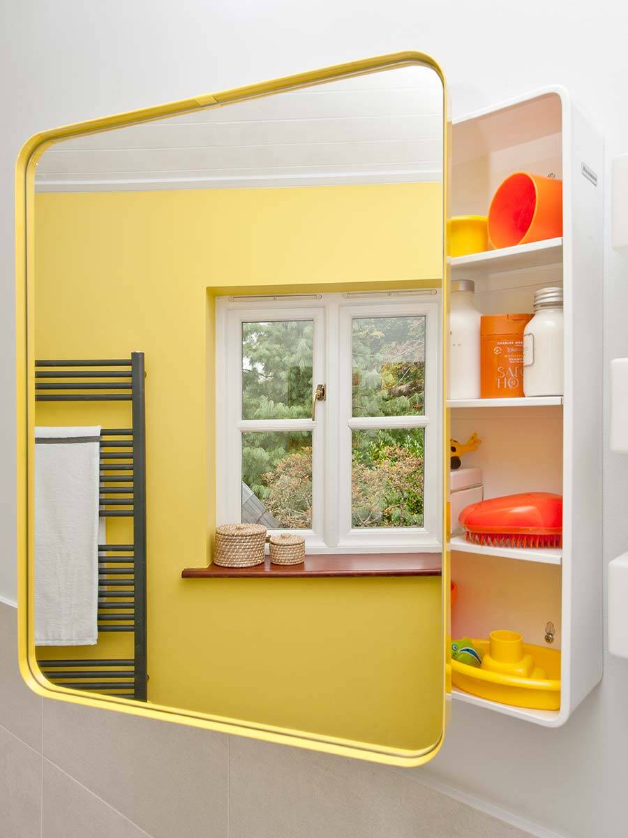 浴室内的色彩也在镜柜上绚烂。