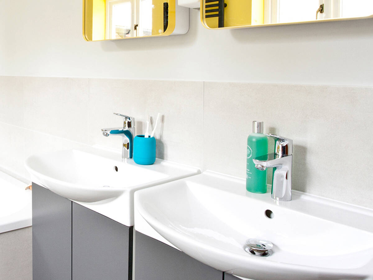 台盆龙头与彩色镜子相结合。