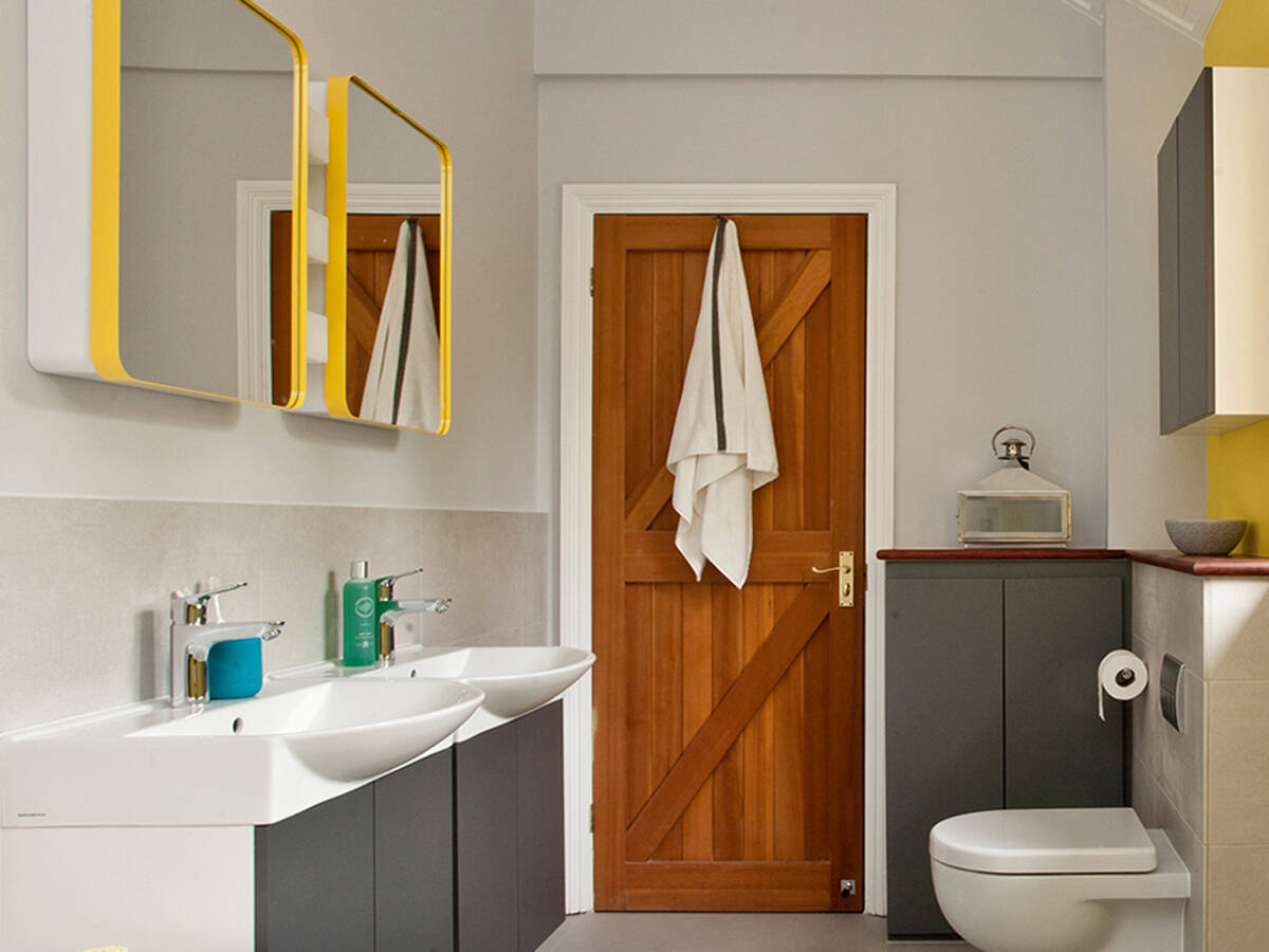 采用令人愉悦的色彩对比的实用浴室设计。