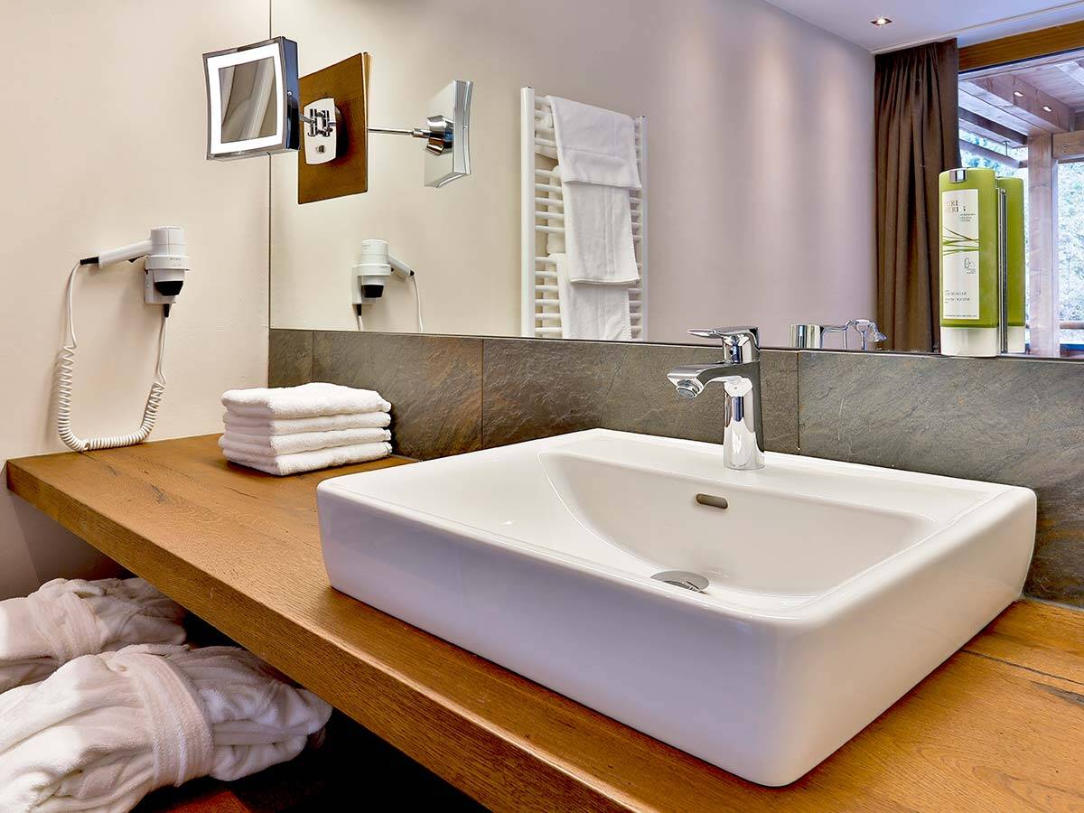 陶瓷、木材和闪亮的镀铬龙头典雅结合。