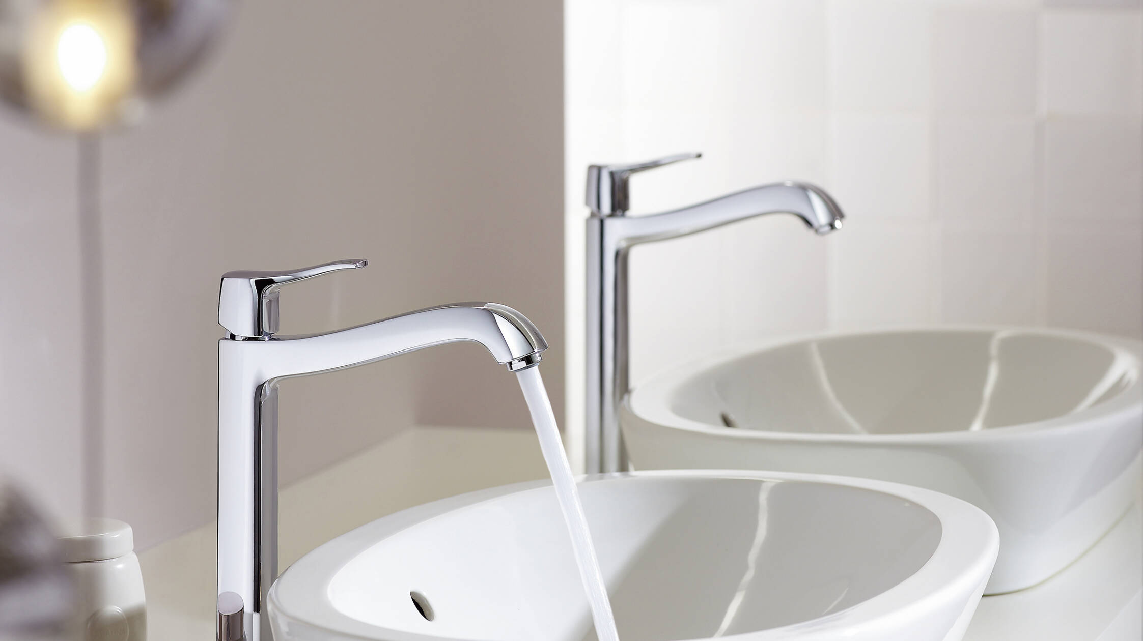 白色陶瓷上的古典风格弧形龙头。