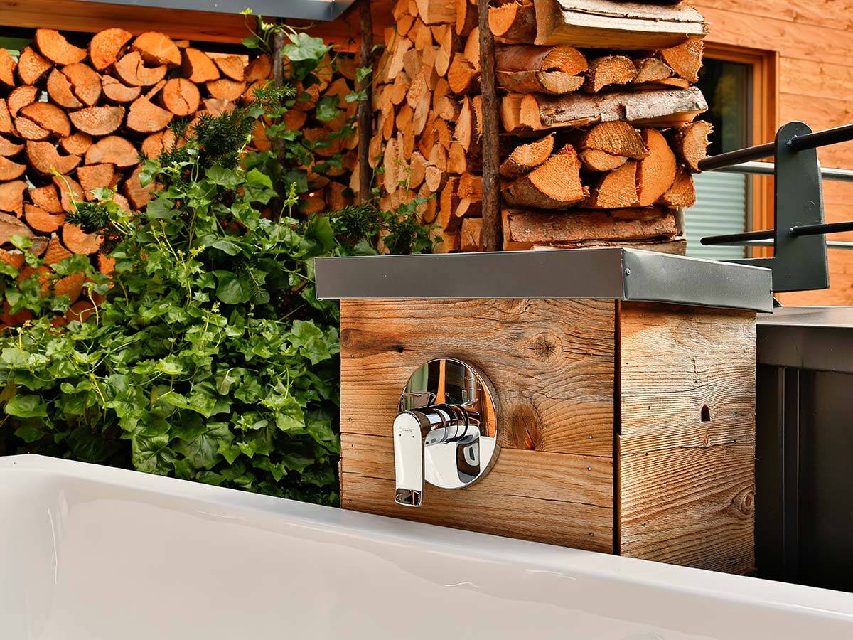 适合安装在木材上的高贵的镀铬浴缸龙头。