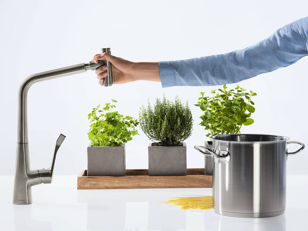 通过按钮控水并配有抽拉式花洒的厨房龙头。