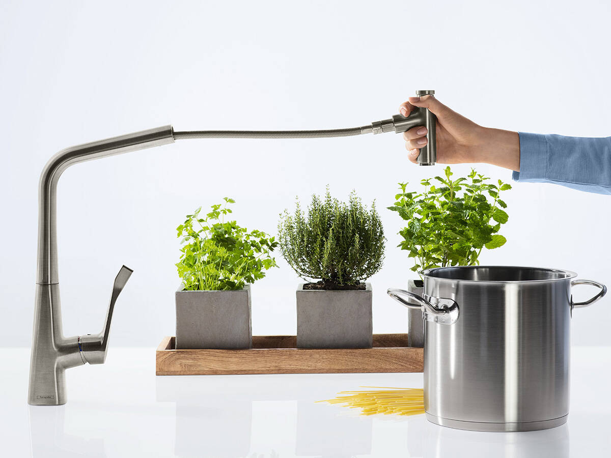 厨房内的舒适：龙头上的优选按钮和抽拉式花洒。