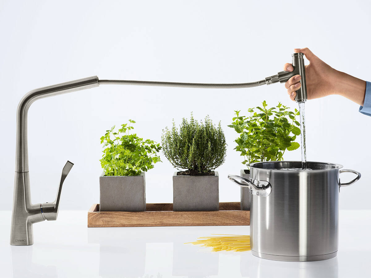 让厨房工作更加容易：带优选按钮的长抽拉式花洒。