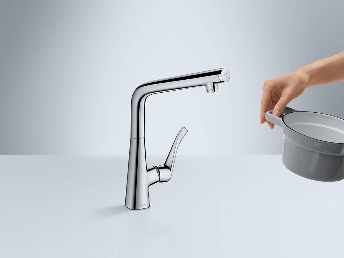 轻松开关厨房内的水龙头。