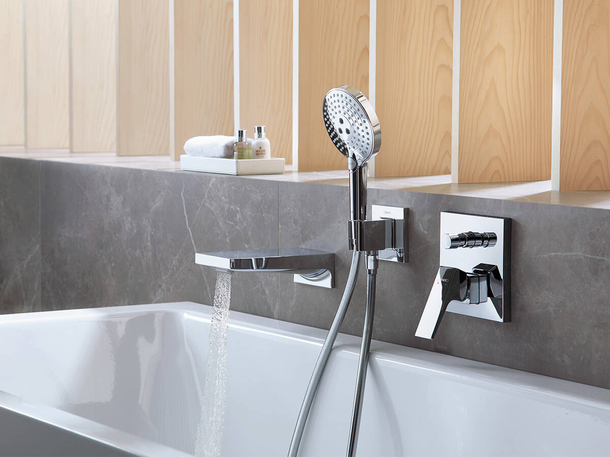 浴缸旁的几何形暗装龙头。