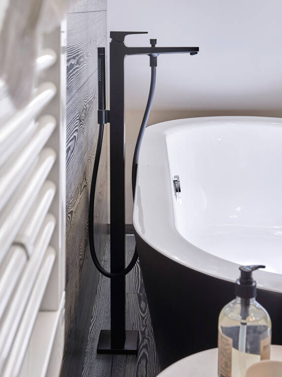 采用落地式设计的梦迪宝亚光黑色龙头。