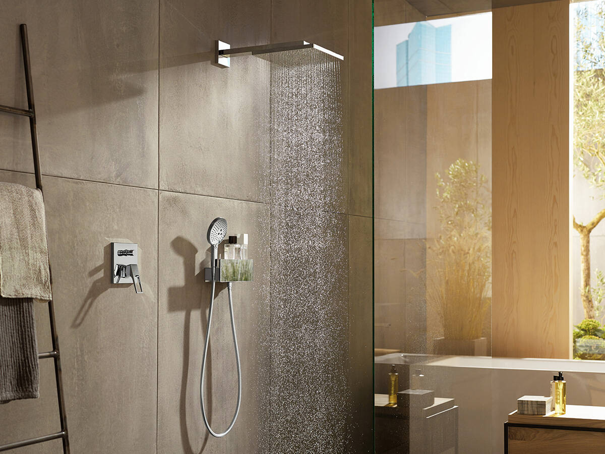 带头顶花洒的几何形淋浴龙头。