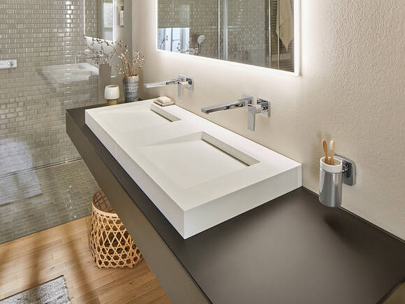 地铁砖完善方形的浴室设计。