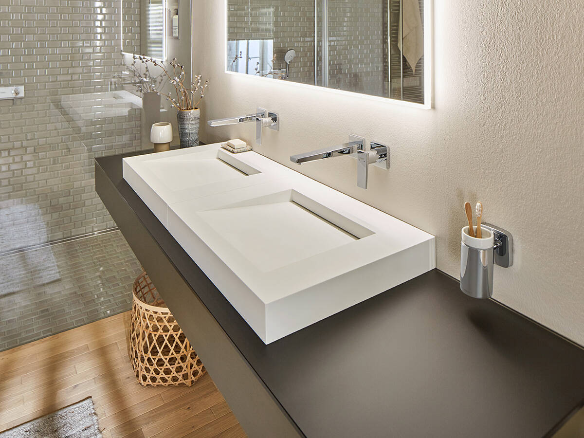 地铁砖完善方形的浴室设计。