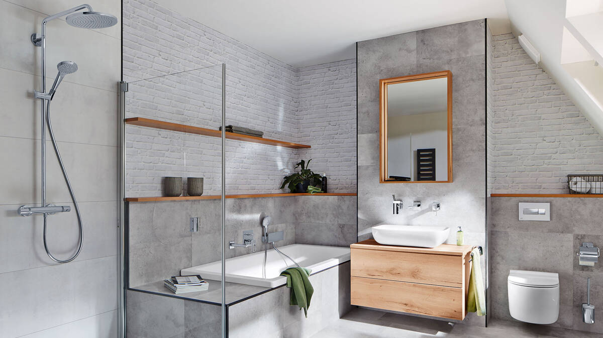 配有采用斯堪的纳维亚设计的浴缸的浴室。