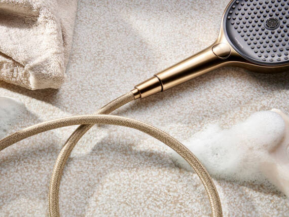 抛光金色外观的汉斯格雅 Designflex 和手持花洒。