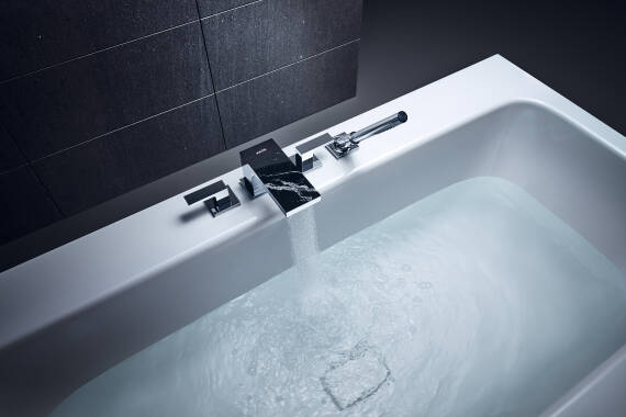 采用 Nero Marquina（巴斯克地区的大理石）的雅生 MyEdition 浴缸龙头