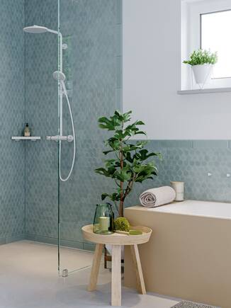 配有与地面齐平的淋浴房和浴缸的明亮浴室。