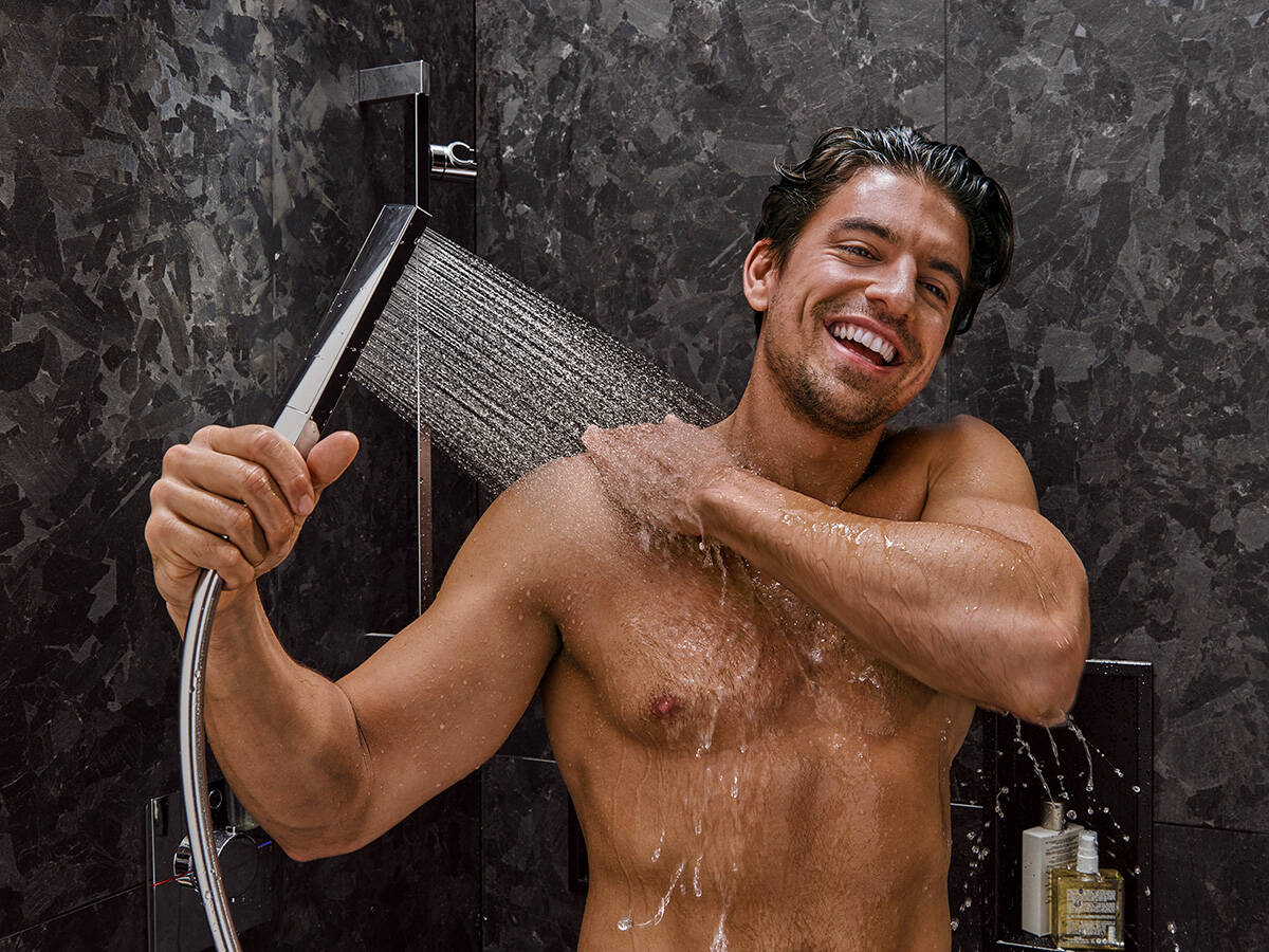 汉斯格雅沛适飞 E 亚光黑色棒式手持花洒。