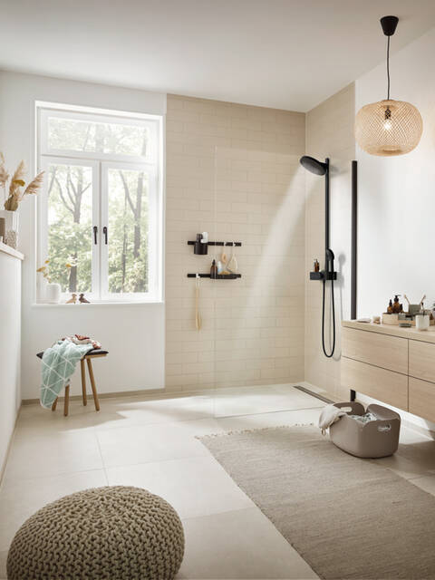 摩登黑的沛适飞 S 明装淋浴管。