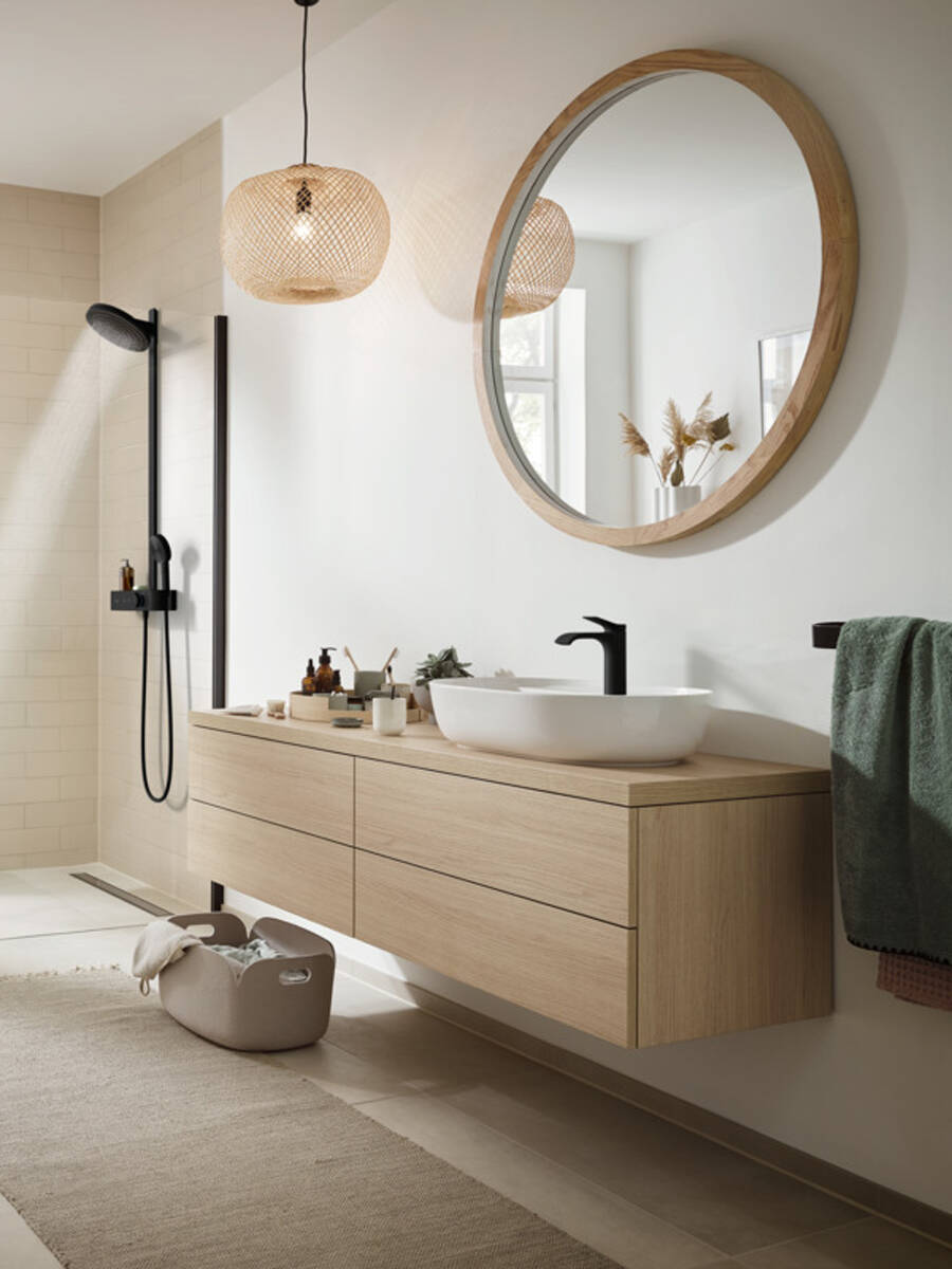 搭配木质盥洗台的薇怡斯龙头。