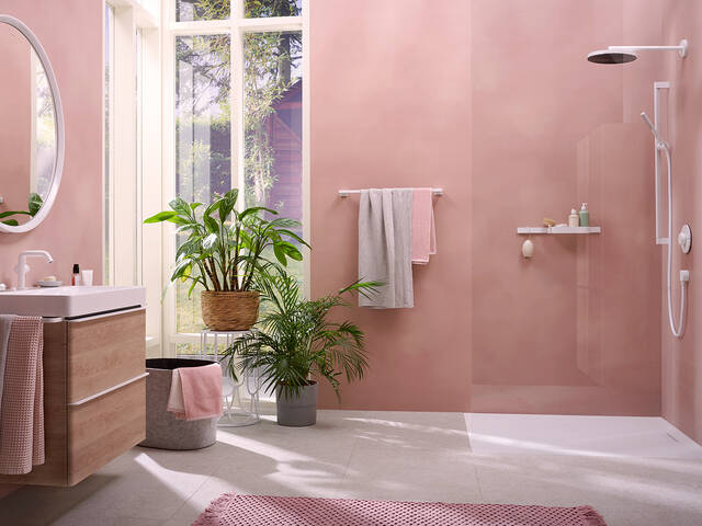 融入前卫白色整体氛围的尤尼卡花洒升降杆。