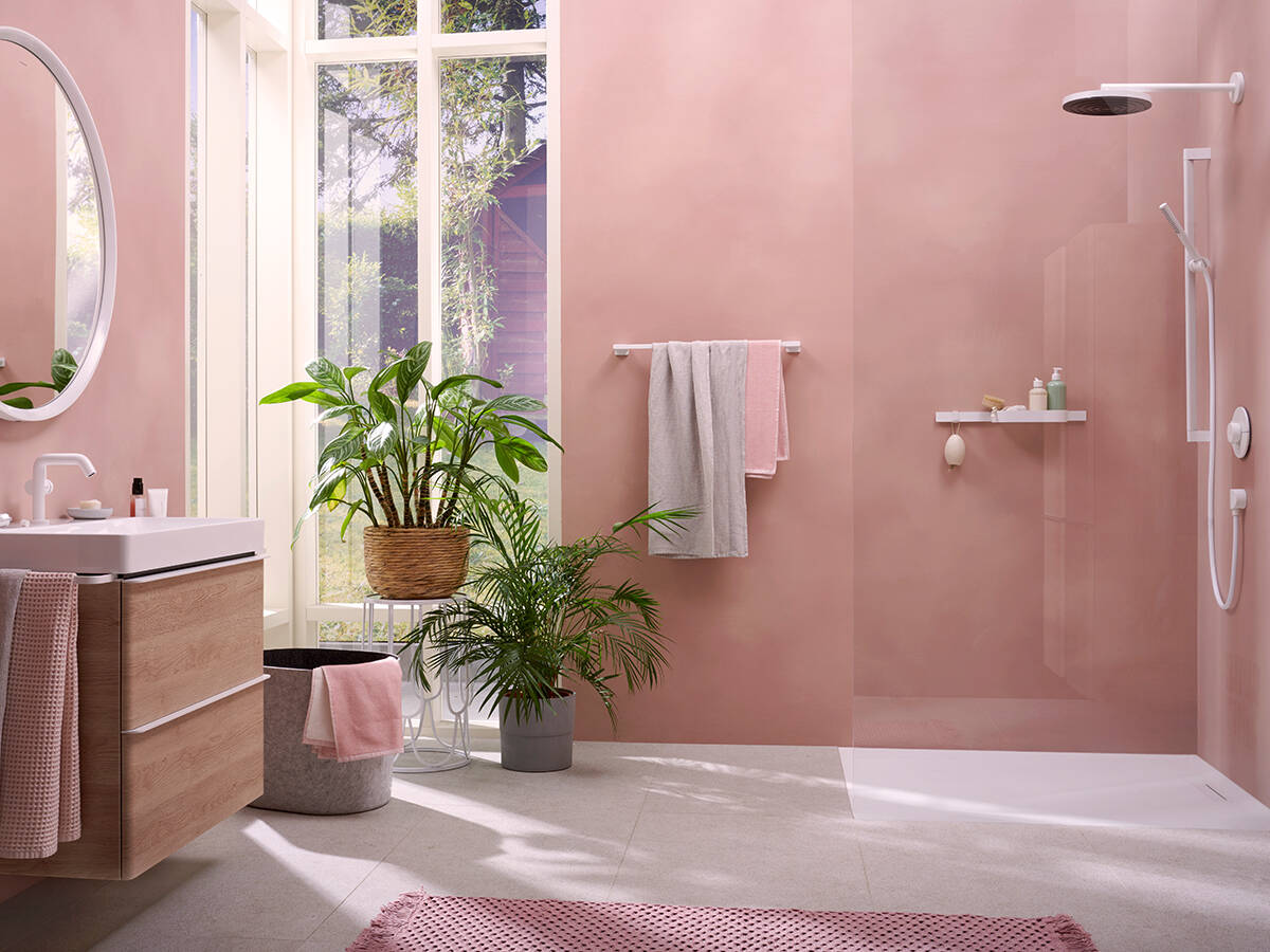 融入前卫白色整体氛围的尤尼卡花洒升降杆。