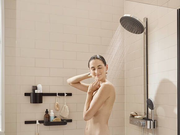 宽敞淋浴区里的汉斯格雅Select花洒。