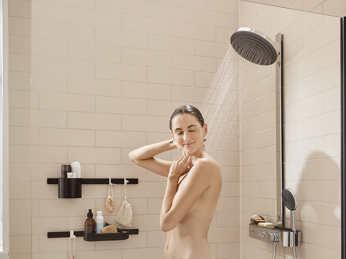 宽敞淋浴区里的汉斯格雅Select花洒。