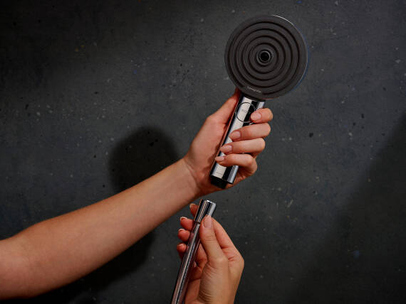 花洒软管从 Pulsify 手持花洒松开。