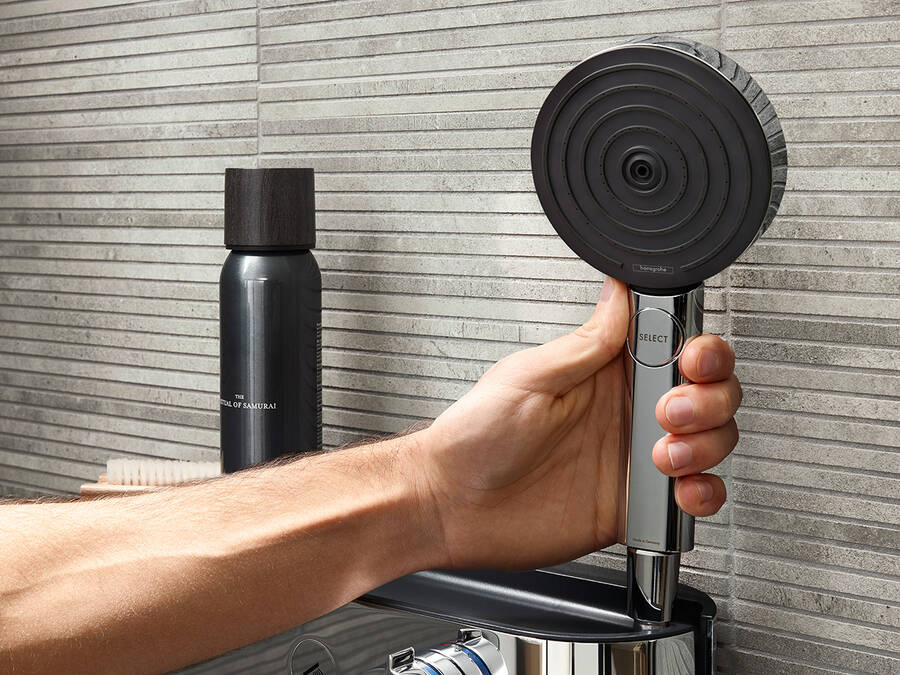 浴缸里的淋浴享受