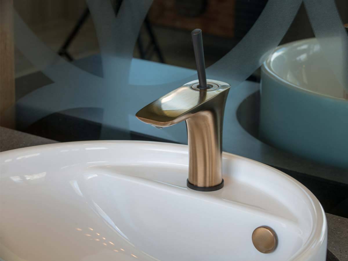 圆形台盆上的古铜色典雅龙头。