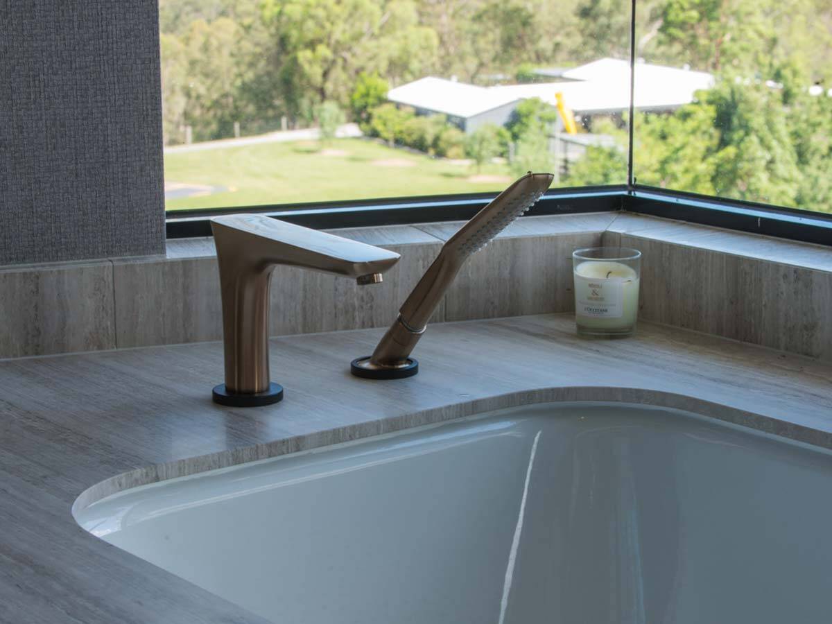 纯粹的古铜色浴缸龙头。