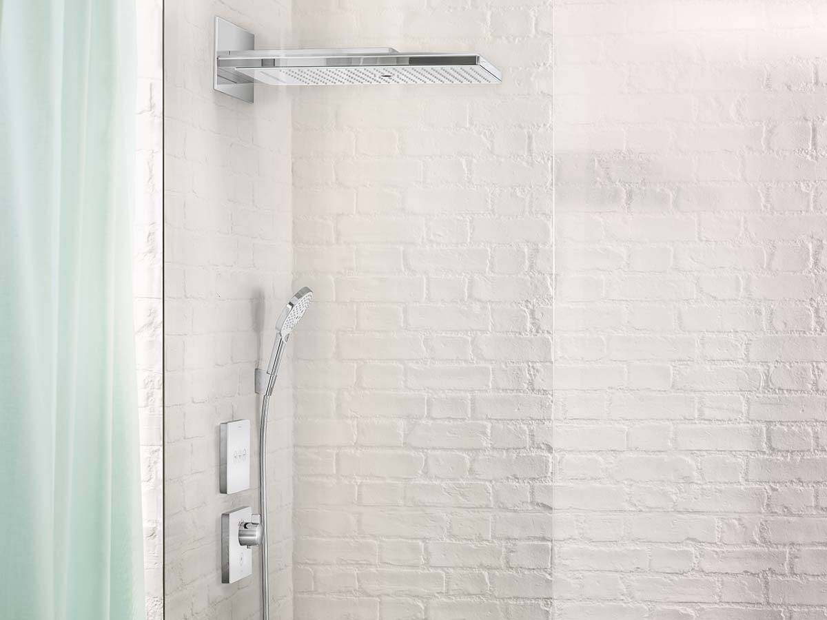 当下流行：白色砖墙前的现代浴室龙头。