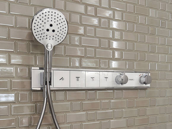 地铁砖和恒温器融入清晰的线条。