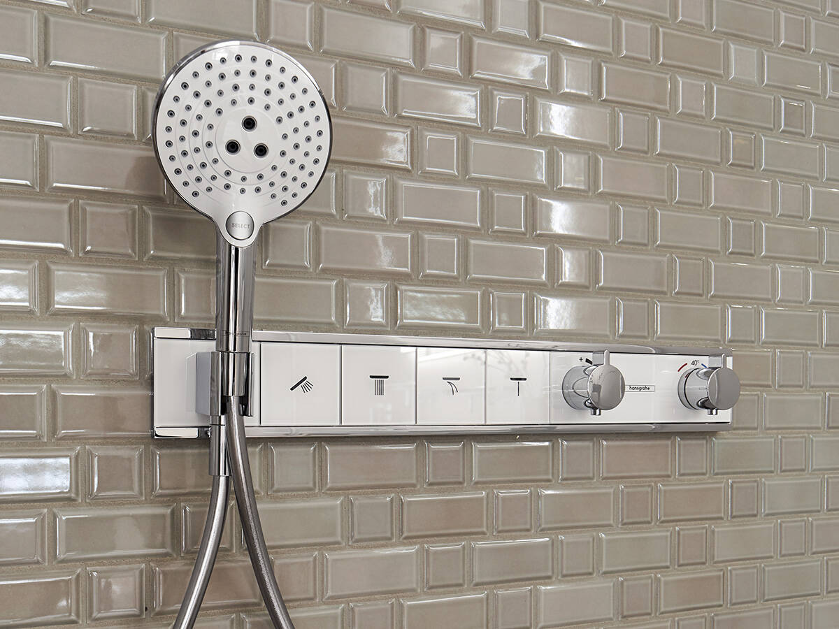 地铁砖和恒温器融入清晰的线条。