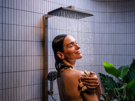 汉斯格雅头顶花洒喷涌出丰盈舒适的空气注入水珠。