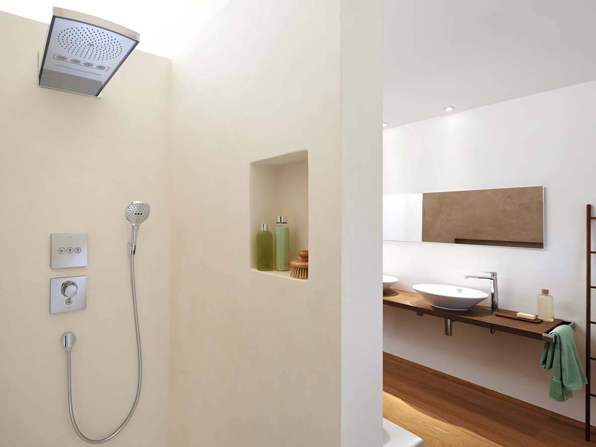 鲜明建筑中采用简约设计的淋浴系统。