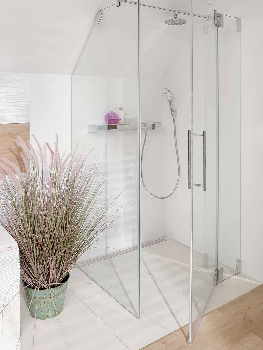 带无框淋浴隔断的与地面齐平的淋浴房。