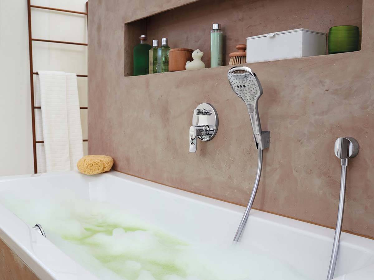 现代氛围下的典雅浴缸龙头和手持花洒。