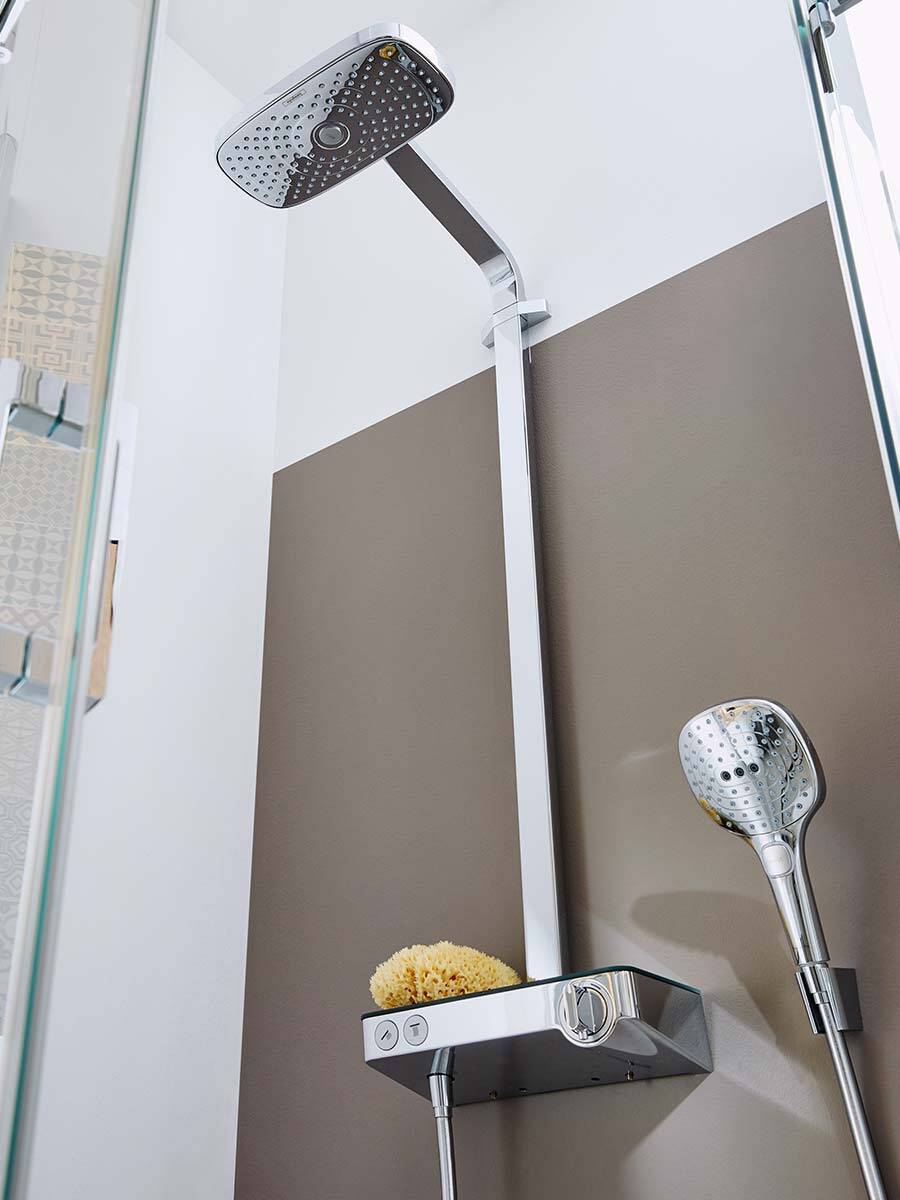 配有典雅淋浴管、恒温器和手持花洒的淋浴房。