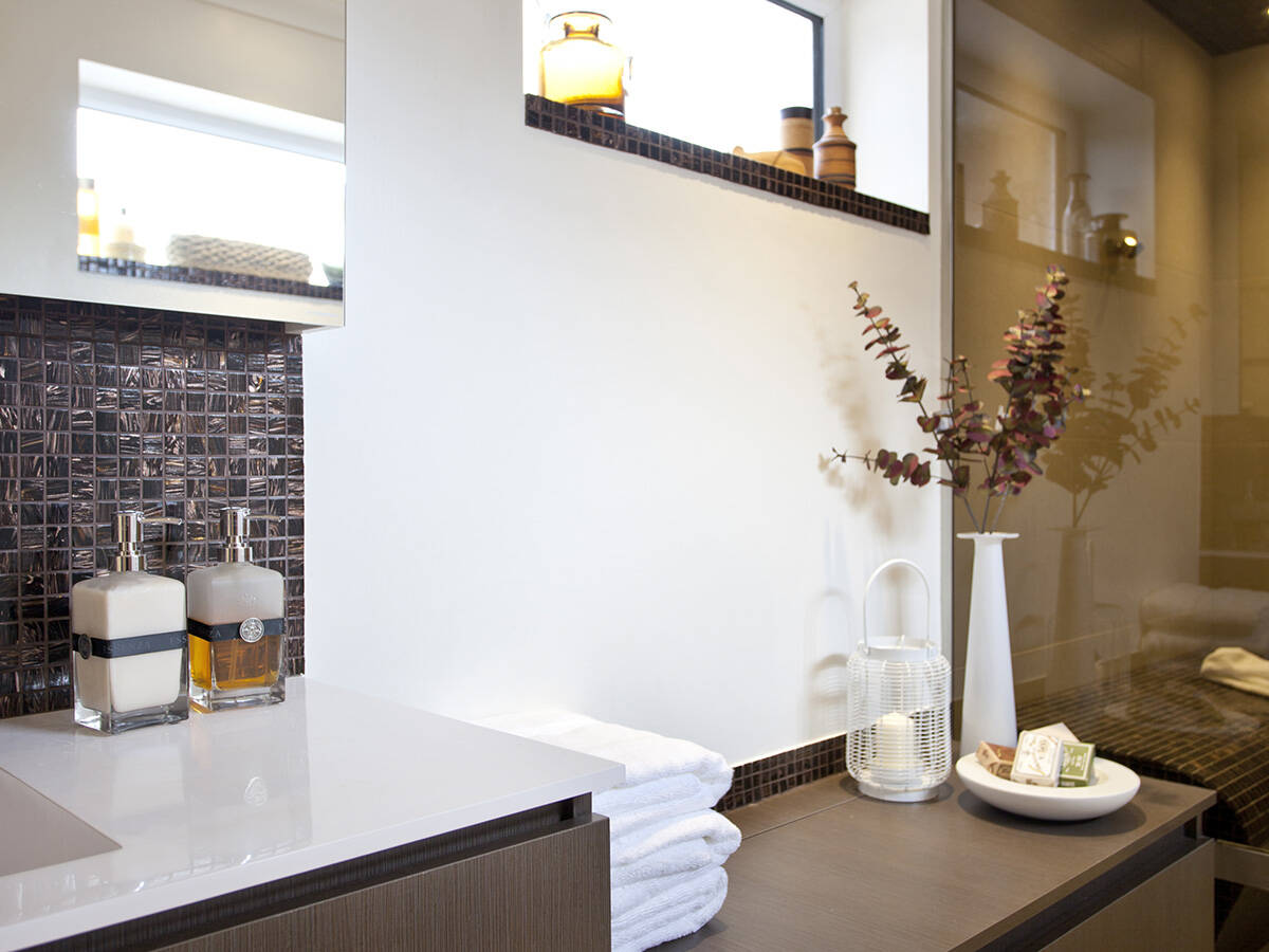 典雅台盆和温暖的棕色浴室家具。