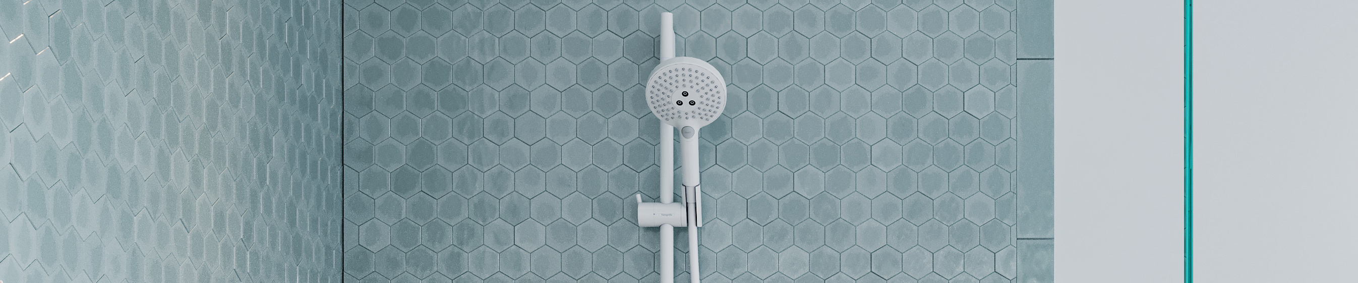 汉斯格雅带多功能手持花洒的淋浴套装。