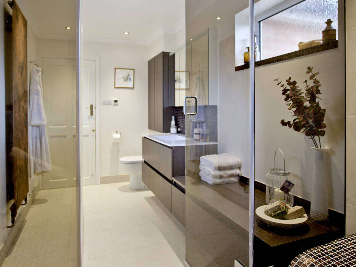 拥有优质内饰并充满舒适氛围的高贵浴室。