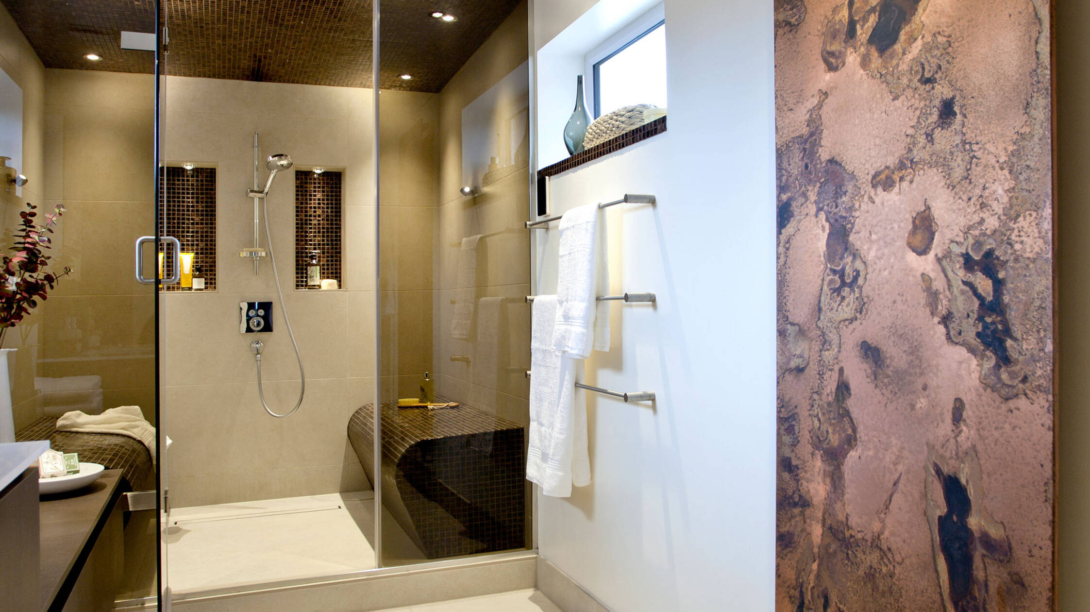 配有大花洒和优雅淋浴设备的高贵浴室。