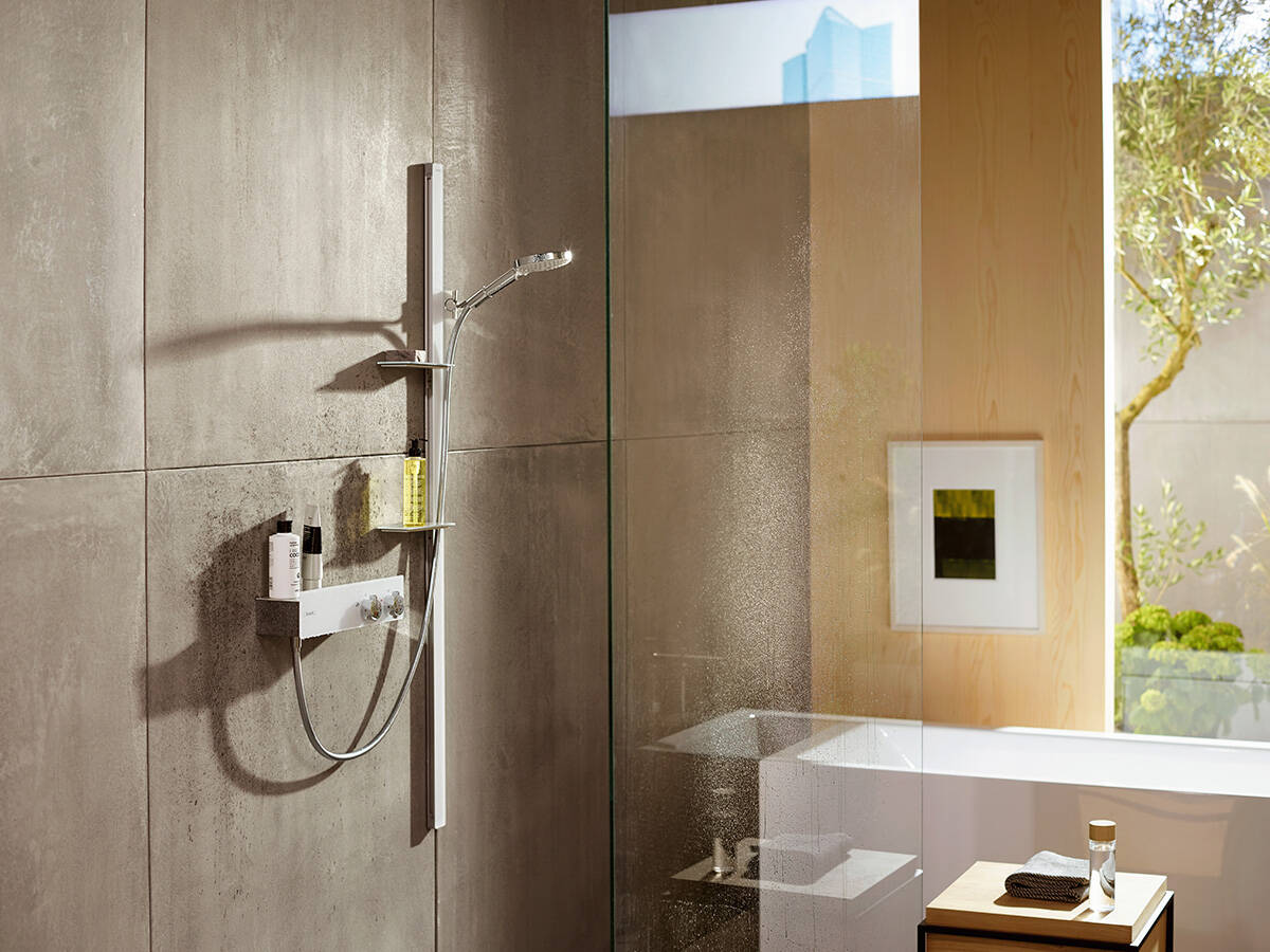 汉斯格雅 Unica E 花洒套装与 ShowerTablet 350。